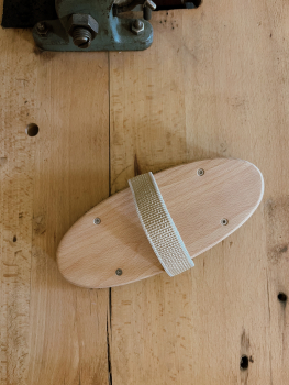 Preview: Massagebürste groß oval mit Gurtband / Rosshaar